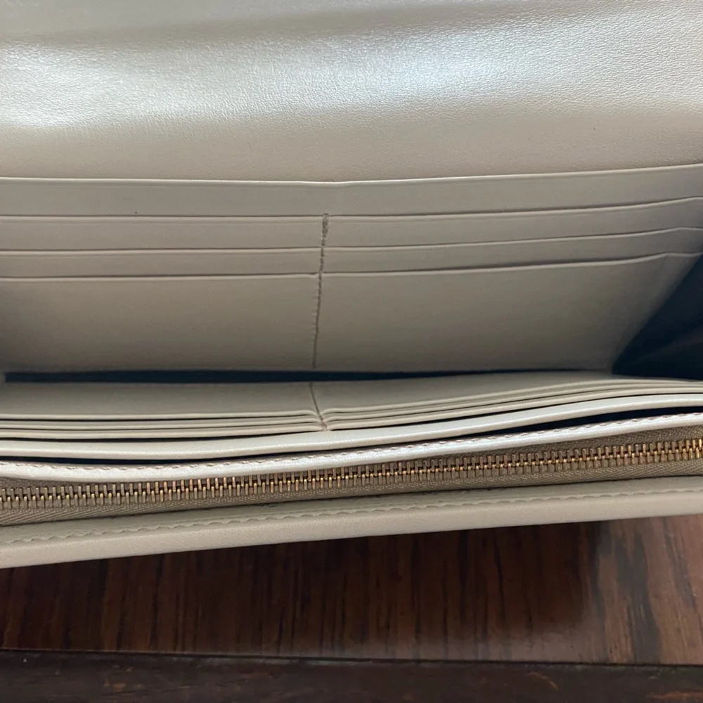GUCCI wallet. Very gently used - Picture 8 of 9
